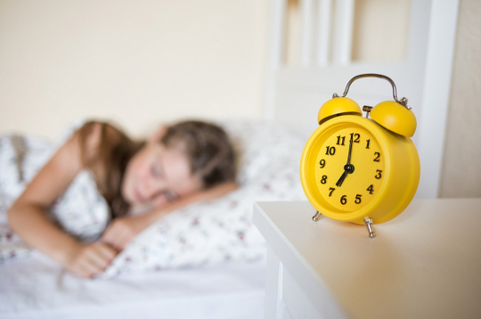 Bērnu klīniskās universitātes slimnīcas speciālisti vērsuši amatpersonu uzmanību, ka miegam ir liela nozīme atmiņas veidošanā, emociju apstrādē un smadzeņu attīstībā. Nepietiekams vai nekvalitatīvs miegs var ietekmēt bērna psihoemocionālo un fizisko veselību, pasliktināt sekmes un panākumus mācību procesā. Īpašu uzmanību vajag pievērst tieši pusaudžu tiesībām uz pilnvērtīgu miegu. Nepietiekams miega daudzums var nelabvēlīgi ietekmēt smadzeņu funkcionēšanu, kad skolēns var nebūt spējīgs kontrolēt emocijas. Tas savukārt var veicināt psiholoģiska vai psihiatriska rakstura problēmas, kas vēl vairāk pasliktina miegu. "Lēmums pamatskolā noteikt mācību laika sākumu no plkst. 8.30 un vidusskolas vecuma bērniem plkst. 9.00 būtu liels solis jauniešu veselības nodrošināšanā," raksta miega speciālisti. Bērnu klīniskās universitātes slimnīcas speciālisti vērsuši amatpersonu uzmanību, ka miegam ir liela nozīme atmiņas veidošanā, emociju apstrādē un smadzeņu attīstībā. Nepietiekams vai nekvalitatīvs miegs var ietekmēt bērna psihoemocionālo un fizisko veselību, pasliktināt sekmes un panākumus mācību procesā. Īpašu uzmanību vajag pievērst tieši pusaudžu tiesībām uz pilnvērtīgu miegu. Nepietiekams miega daudzums var nelabvēlīgi ietekmēt smadzeņu funkcionēšanu, kad skolēns var nebūt spējīgs kontrolēt emocijas. Tas savukārt var veicināt psiholoģiska vai psihiatriska rakstura problēmas, kas vēl vairāk pasliktina miegu. "Lēmums pamatskolā noteikt mācību laika sākumu no plkst. 8.30 un vidusskolas vecuma bērniem plkst. 9.00 būtu liels solis jauniešu veselības nodrošināšanā," raksta miega speciālisti.