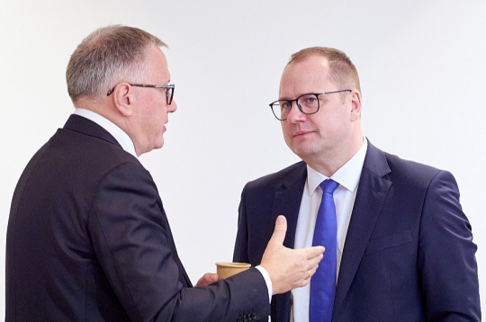 Ministrs Raimonds Čudars (no labās) atzinis, ka neredz pamata piešķirt valsts budžeta dotāciju Valkas novadam, arī finanšu ministrs Arvils Ašeradens to nesolīja, taču piebildis, ka tikšot meklēts veids, kā Valkas novada problēmas risināt. Ministrs Raimonds Čudars (no labās) atzinis, ka neredz pamata piešķirt valsts budžeta dotāciju Valkas novadam, arī finanšu ministrs Arvils Ašeradens to nesolīja, taču piebildis, ka tikšot meklēts veids, kā Valkas novada problēmas risināt.