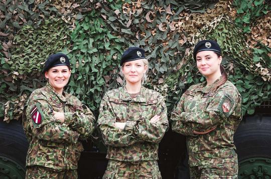 Signi Birkenbergu (no kreisās), Ilzi Lāci un Lauru Vēberi-Krastiņu vieno atziņa, ka Zemnessardzē katra diena nes kaut ko jaunu un aizraujošu. Signi Birkenbergu (no kreisās), Ilzi Lāci un Lauru Vēberi-Krastiņu vieno atziņa, ka Zemnessardzē katra diena nes kaut ko jaunu un aizraujošu.