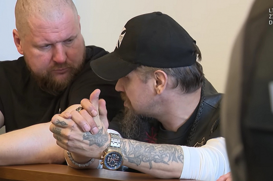 Bandas vadonis Raivis Jansons (no kreisās) un Roberts Davidovs-Stašs tiesas sēdē.