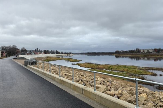 Jēkabpili no plūdiem sargās jaunais Daugavas aizsargdambis.