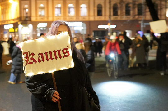 Cilvēki laukumā pie Brīvības pieminekļa pēc protesta Doma laukumā. Cilvēki laukumā pie Brīvības pieminekļa pēc protesta Doma laukumā.