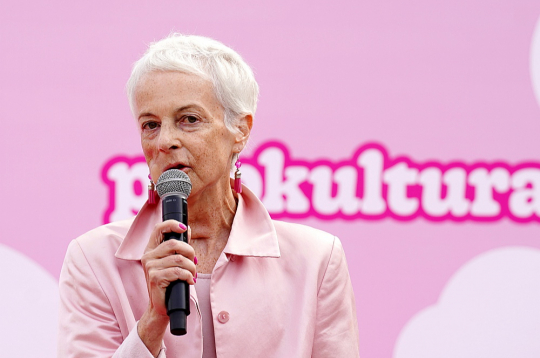 "Vēzis un krūšu veselība Latvijā daudziem joprojām ir tabu, un fonds nolēma, ka šī attieksme ir jāmaina. Aizsākām jaunu kustību "Pupkultūra"," stāsta Zinta Uskale. Attēlā: Z. Uskale krūšu veselības mēnesim veltītajā pasākumā pagājušā gada rudenī. "Vēzis un krūšu veselība Latvijā daudziem joprojām ir tabu, un fonds nolēma, ka šī attieksme ir jāmaina. Aizsākām jaunu kustību "Pupkultūra"," stāsta Zinta Uskale. Attēlā: Z. Uskale krūšu veselības mēnesim veltītajā pasākumā pagājušā gada rudenī.