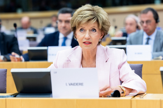 Eiropas Parlamenta deputāte Inese Vaidere: "Slovākija vēl šobrīd lielās ar to, ka importē tikai vairs 50% Krievijas gāzes un naftas savu vajadzību nodrošināšanai. Es par šādiem vārdiem saķeru galvu un saku: gandrīz četri gadi ilgst karš, bet jūs joprojām importējat 50%? Tas ir ārprāts!" Eiropas Parlamenta deputāte Inese Vaidere: "Slovākija vēl šobrīd lielās ar to, ka importē tikai vairs 50% Krievijas gāzes un naftas savu vajadzību nodrošināšanai. Es par šādiem vārdiem saķeru galvu un saku: gandrīz četri gadi ilgst karš, bet jūs joprojām importējat 50%? Tas ir ārprāts!"