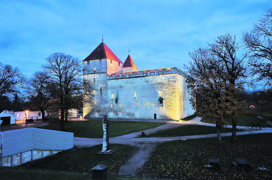 Kuresāres pils – cietoksnis vakara gaismās.