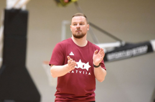 Latvijas basketbola sieviešu izlases galvenais treneris Matīss Rožlapa.