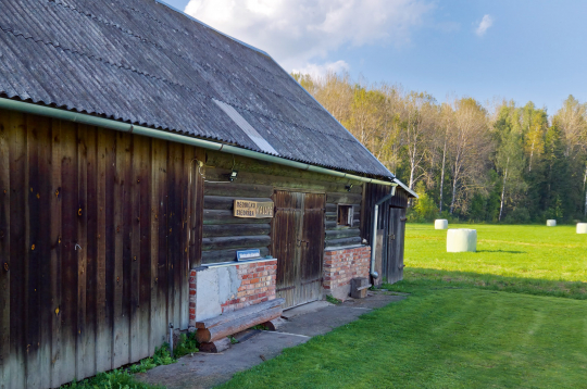 Mednieku māja iekārtota saimniecības ēkā.