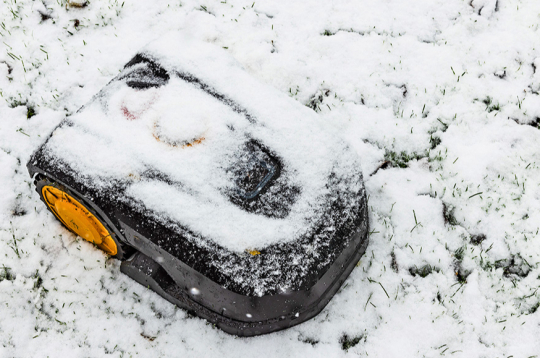Zālespļāvēju robotu ziemā uzglabā iekštelpās.