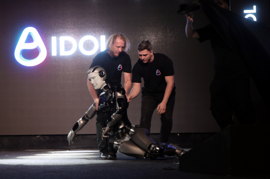 Maskavā prezentēts pirmais Krievijā izstrādātais humanoīdais robots "AIdol".