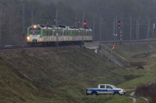 2025. gada 17. novembrī pie Mika ciema netālu no Garvolinas, Centrālajā Polijā, pie dzelzceļa sliedēm, kas sprādzienā tika bojātas, redzama policijas automašīna. Dzelzceļa posms, iespējams, bijis mērķtiecīgas sabotāžas objekts. Polijas premjerministrs Donalds Tusks 2025. gada 17. novembrī paziņoja, ka sprādziens, kurā bojāta dzelzceļa līnija uz Polijas tuvāko sabiedroto Ukrainu, ir “bezprecedenta sabotāžas gadījums”. Bojājumi, kurus iestādes konstatēja svētdien, 16. novembrī, esot tieši vērsti pret “Polijas valsts un tās civiliedzīvotāju drošību”, Tusks rakstīja platformā X. Sprādziens noticis uz līnijas, kas savieno Varšavu ar Ļubļinu un turpinās tālāk uz Ukrainu." 2025. gada 17. novembrī pie Mika ciema netālu no Garvolinas, Centrālajā Polijā, pie dzelzceļa sliedēm, kas sprādzienā tika bojātas, redzama policijas automašīna. Dzelzceļa posms, iespējams, bijis mērķtiecīgas sabotāžas objekts. Polijas premjerministrs Donalds Tusks 2025. gada 17. novembrī paziņoja, ka sprādziens, kurā bojāta dzelzceļa līnija uz Polijas tuvāko sabiedroto Ukrainu, ir “bezprecedenta sabotāžas gadījums”. Bojājumi, kurus iestādes konstatēja svētdien, 16. novembrī, esot tieši vērsti pret “Polijas valsts un tās civiliedzīvotāju drošību”, Tusks rakstīja platformā X. Sprādziens noticis uz līnijas, kas savieno Varšavu ar Ļubļinu un turpinās tālāk uz Ukrainu."