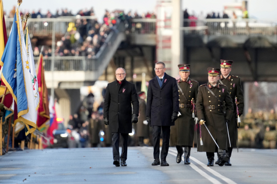 Aizsardzības ministrs Andris Sprūds (no kreisās), Valsts prezidents Edgars Rinkēvičs, Valsts prezidenta adjutants Egīls Tišanovs un Nacionālo bruņoto spēku komandieris ģenerālmajors Kaspars Pudāns piedalās Latvijas proklamēšanas 107.gadadienai veltītajā Latvijas un tās sabiedroto bruņoto spēku, Iekšlietu ministrijas pakļautības iestāžu un Jaunsardzes vienību militārajā parādē 11. novembra krastmalā. Aizsardzības ministrs Andris Sprūds (no kreisās), Valsts prezidents Edgars Rinkēvičs, Valsts prezidenta adjutants Egīls Tišanovs un Nacionālo bruņoto spēku komandieris ģenerālmajors Kaspars Pudāns piedalās Latvijas proklamēšanas 107.gadadienai veltītajā Latvijas un tās sabiedroto bruņoto spēku, Iekšlietu ministrijas pakļautības iestāžu un Jaunsardzes vienību militārajā parādē 11. novembra krastmalā.