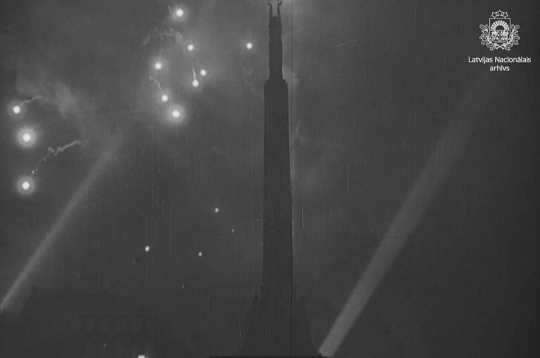 Padomju Artilērijas dienas salūts 1946. gadā. Kadrs no kinožurnāla "Padomju Latvija". Padomju Artilērijas dienas salūts 1946. gadā. Kadrs no kinožurnāla "Padomju Latvija".