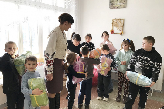 Maļiņivkas pamatskolas bērni saņēmuši dāvanas, ko sagādāja ziedotāji no Latvijas.