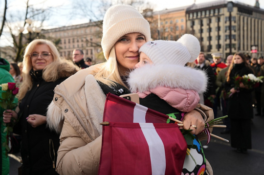 Rīdzinieki un galvaspilsētas viesi valsts svētkos pulcējās pie Brīvības pieminekļa un krastmalā, vērojot parādi.
