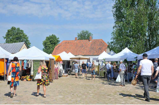 Straupes "Slow Food" tirdziņa nevīstošā popularitāte pierāda, ka tradicionālajai tirgus kultūrai ir attīstības potenciāls arī mūsdienās. Viena no panākumu atslēgām esot rūpīga tirgoties gribētāju atlase – svarīgi, lai produkciju tirgotu pats tās ražotājs, kas pircējam zina pastāstīt, kā produkts ir audzēts un kā to vislabāk var izmantot.