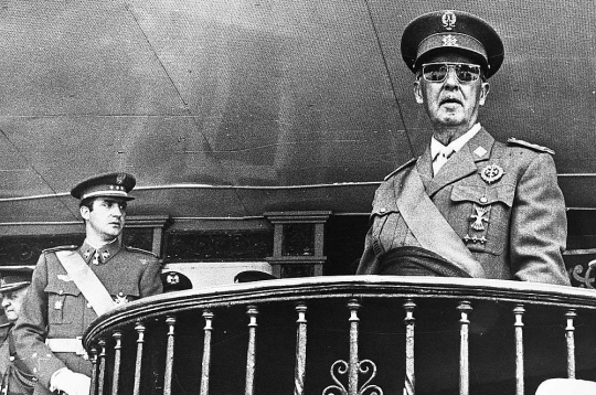 Fransisko Franko (priekšplānā) un Huans Karloss I 1969. gadā. Fransisko Franko (priekšplānā) un Huans Karloss I 1969. gadā.