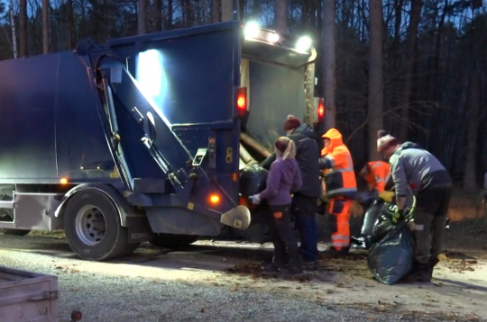 Lapu nodošanas punktā sastaptie iedzīvotāji atzīst, ka pirms siet ciet maisus cenšas tos rūpīgi pārbaudīt, lai gliemežu tur nebūtu.