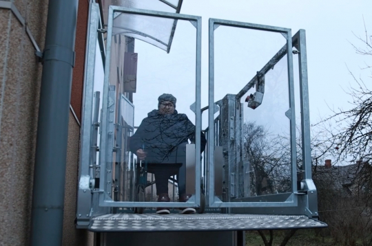 Pateicoties jaunajam pacēlājam, Gulbenes iedzīvotāja Mārīte beidzot var iziet no mājas saviem spēkiem. 