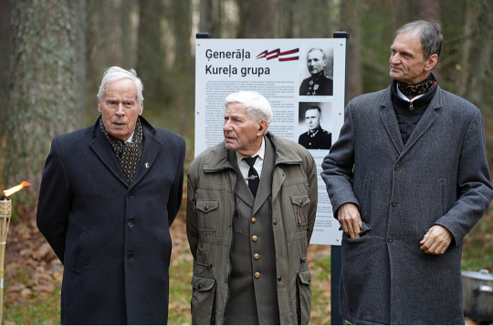 Nacionālās karavīru biedrības Rendas nodaļas biedri rūpējas par bijušo brīvības cīnītāju piemiņu.