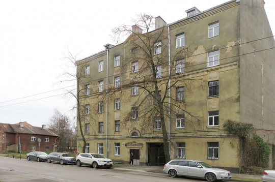 Māja Rīgā, Kalna ielā, no kuras nokrita lāsteka. Māja Rīgā, Kalna ielā, no kuras nokrita lāsteka.