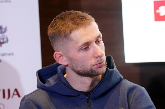 Roberts Plūme šovasar kļuva par tēvu, un jaunā loma viņu padarot vēl spēcīgāku un motivētāku. Roberts Plūme šovasar kļuva par tēvu, un jaunā loma viņu padarot vēl spēcīgāku un motivētāku.