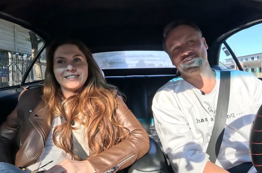 Aktieris Andris Bulis šovā "Slavenības. Bez filtra" sarunā ar radio personību Sandu Dejus. 