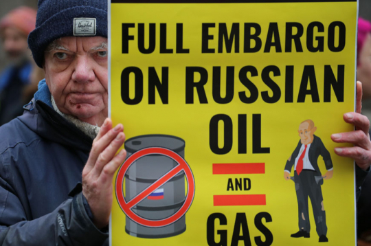 Putina režīmam galvenais ienākumu avots ir naftas un gāzes eksports, kas palīdz turpināt karu Ukrainā. Protestētāja plakāts aicina pilnībā atteikties no Krievijas naftas un gāzes.