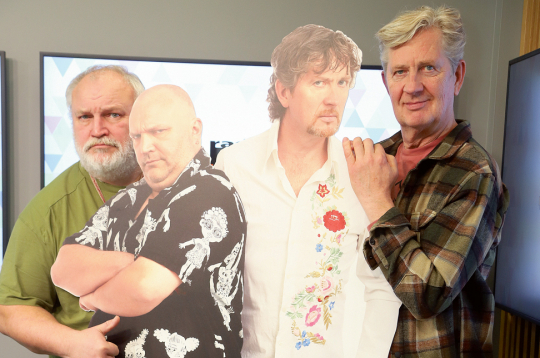 Atkal sagājuši kopā un dzirksteļo Radio SWH LV ēterā, kā nebūtu
vienpadsmit gadu pārtraukuma. Vai nav brīnums, jo Andris
Freidenfelds, saukts arī par Fredi, raidījuma “BB Brokastis” vadītāju šķiršanos savulaik nosauca par likumsakarīgu attiecību
nāvi tāpēc, ka ar Kasparu Upacieru jeb Ufo, bija kļuvuši par
lieliem pretpoliem.