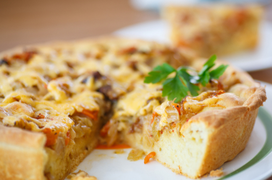 Pīrāgs ar skābu kāpostu pildījumu.