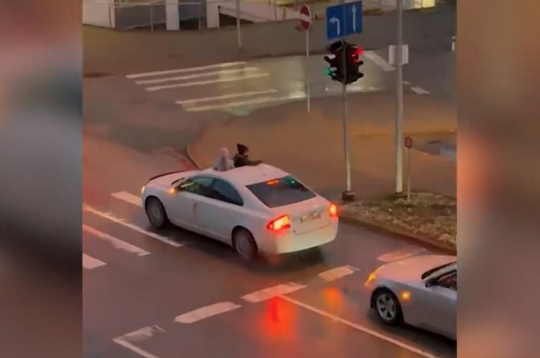 Redzams, ka bērniem pa lūkām atļauts piecelties kājās, kas, protams, ir kategoriski aizliegts.