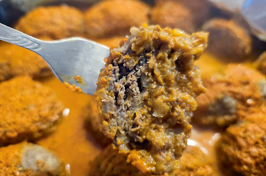 Slinkie stirnas tīteņiceptu tomātu un paprikas mērcē.