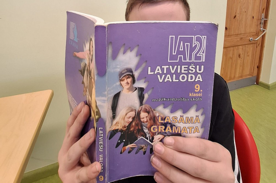 Jaunieši uzskata, ka komunicēt valsts valodā ārpus skolas ir pat svarīgāk nekā tas, ko māca latviešu valodas stundās, kur var apgūt tikai pamatus un gramatiku. Jaunieši uzskata, ka komunicēt valsts valodā ārpus skolas ir pat svarīgāk nekā tas, ko māca latviešu valodas stundās, kur var apgūt tikai pamatus un gramatiku.