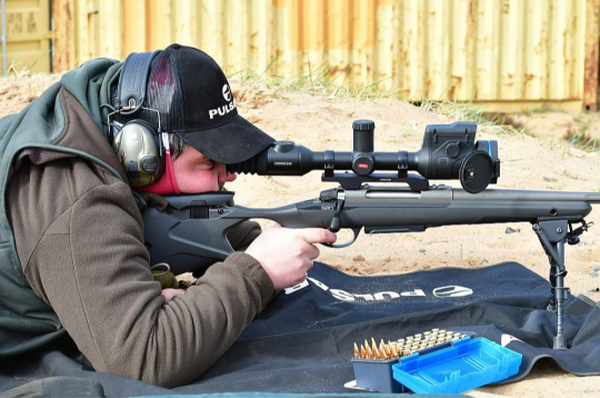 Lai arī medībās termālo tēmēkli Mārtiņš nelieto, to ir interesanti izmēģināt šautuvē.