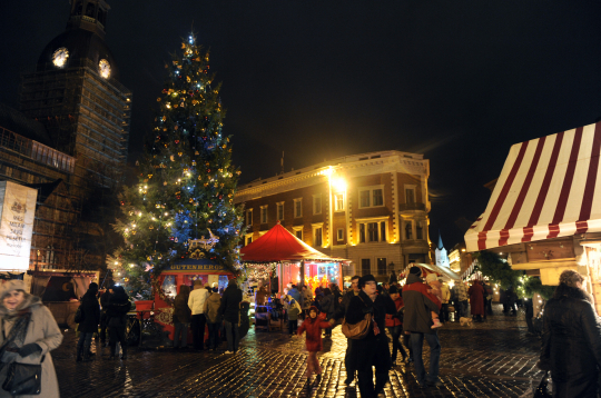 Doma laukuma Ziemassvētku egles iedegšana.