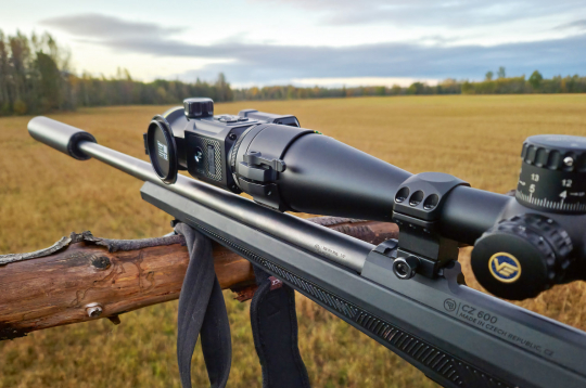 Uzlika uzmontēta uz tēmēkļa. Uzlika uzmontēta uz tēmēkļa.