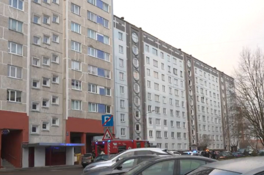 Ugunsgrēkā daudzdzīvokļu namā Pļavniekos iet bojā divi cilvēki.
