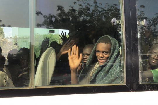Bērns māj ar roku no autobusa, kad bērni, kurus “Boko Haram” nolaupīja no Kankaras Zinātnes vidusskolas Nigērijas ziemeļrietumu Katsinas štatā, tiek vesti mājās pēc atbrīvošanas 2020. gada 18. decembrī. — Vairāk nekā 300 Nigērijas skolas zēnu ceturtdien tika atbrīvoti pēc nolaupīšanas uzbrukumā, par kuru atbildību uzņēmās “Boko Haram”, paziņoja amatpersonas, lai gan nebija skaidrs, vai daļa joprojām atrodas nolaupītāju rokās.