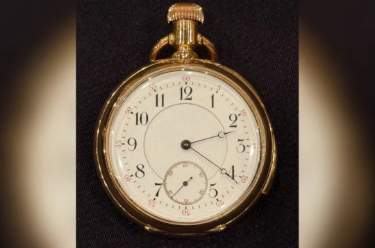 Kabatas pulkstenis apstājās brīdī, kad "Titāniks" pazuda zem viļņiem.