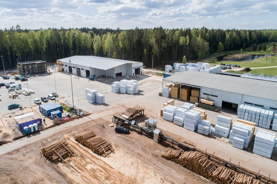 Ogres rūpnīcas pirmās kārtas ražošanas platība būs 14 500 kvadrātmetru, ražošanas jauda plānota 50 000 kubikmetru finiera gadā, kā arī tiks radītas 50 jaunas darba vietas.