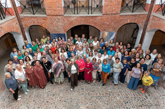 “Mūs vienoja neskaitāmas sarunas, idejas un kontakti, iedvesmojot un stiprinot rokdarbnieču sadarbību visā Kurzemē,” saka Astrīda Kinne. “Mūs vienoja neskaitāmas sarunas, idejas un kontakti, iedvesmojot un stiprinot rokdarbnieču sadarbību visā Kurzemē,” saka Astrīda Kinne.
