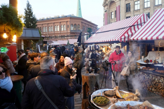 Ziemassvētku tirdziņš Doma laukumā, Rīgā. 