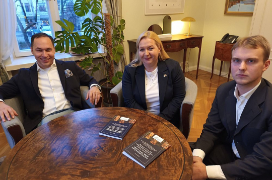 Ģeopolitikas pētījumu centra direktors Māris Andžāns (no kreisās), Latvijas Drošības un aizsardzības industriju federācijas valdes priekšsēdētāja Elīna Egle-Ločmele un pētījuma "Institucionālās inerces slazdā: Latvijas un Somijas aizsardzības industrijas politikas attīstība" autors Zintis Sils ir pārliecināti, ka Somija vienmēr ir bijis piemērs Latvijai aizsardzības politikas veidošanā.