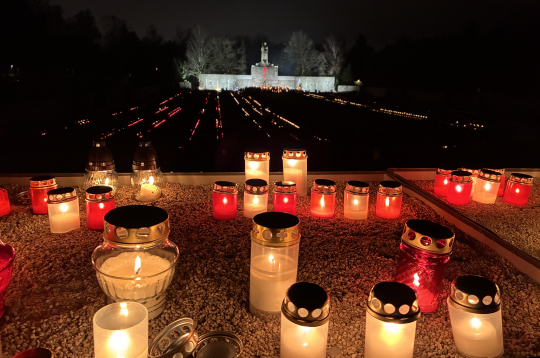 Rīgas Brāļu kapos tūkstošiem cilvēku noliek svecītes.