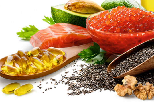 Visvairāk omega-3 atrodamas treknajās zivīs: lasī, skumbrijā, mencā, tuncī, sardīnēs, anšovos, bet tā ir arī augu valsts produktos. Visvairāk omega-3 atrodamas treknajās zivīs: lasī, skumbrijā, mencā, tuncī, sardīnēs, anšovos, bet tā ir arī augu valsts produktos.