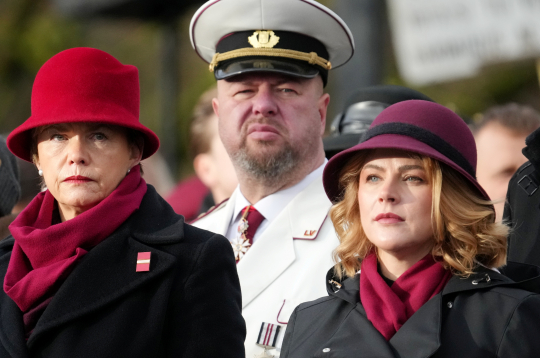 Ārlietu ministre Baiba Braže (no kreisās), Saeimas deputāts Jānis Skrastiņš un Ministru prezidente Evika Siliņa piedalās svinīgā ziedu nolikšanas ceremonijā pie Brīvības pieminekļa par godu Latvijas Republikas proklamēšanas 107. gadadienai.