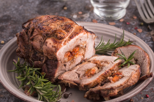 Liellopa daļas rulete ar aprikožu pildījumu.