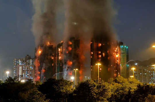 Honkongā ugunsgrēkā augstceltnēs daudzi bojāgājušie; vairāki simti pazuduši bez vēsts. Honkongā ugunsgrēkā augstceltnēs daudzi bojāgājušie; vairāki simti pazuduši bez vēsts.