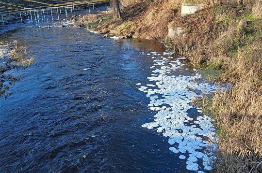 Iecavas upē novērotās "ledus pankūkas".