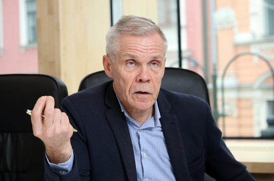 Gints Apals: "Cik tālu nākotni latviešu tautai un valodai Krišjānis Valdemārs redzēja? Rakstītās publikācijās viņš minēja simts vai divsimt gadu. Atis Kronvalds pretstatā teica, ka tauta ir mūžīga."