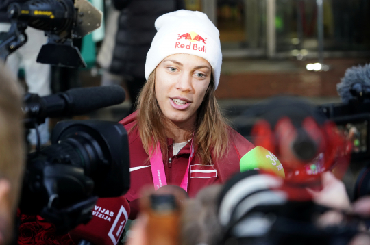 Pasaules čempione pludmales volejbolā Tīna Graudiņa atbild uz žurnālistu jautājumiem svinīgajā sagaidīšanas pasākumā Rīgas lidostā.